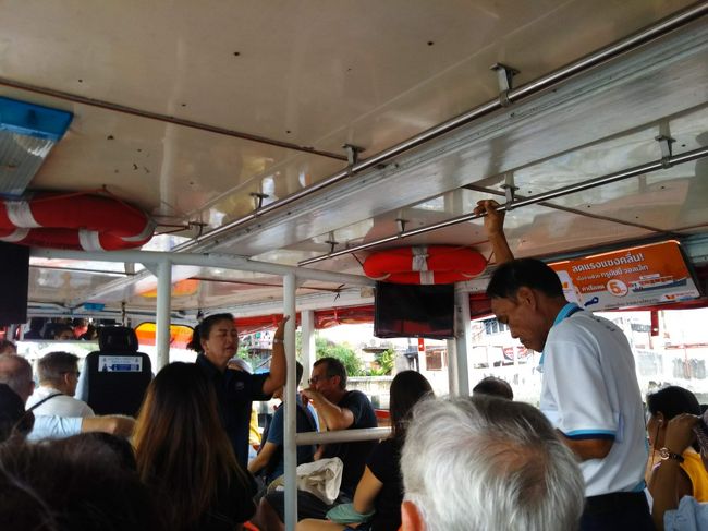 ボートは暮らす人たちの交通手段なので活気があります。