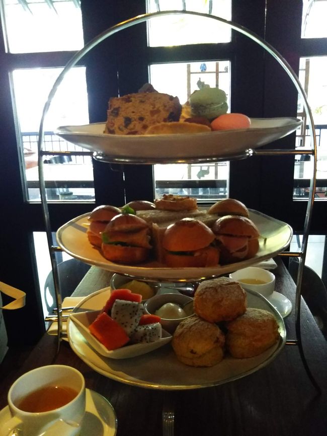 お目当てはアフタヌーンティーです。<br />タイでは初めていただきます。<br />少し繊細さに欠けますが周りのムードがよいので大満足。<br />一人約800バーツ。