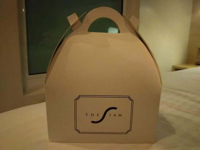 食べきれなかったスウィーツはボックスに入れてもらいお持ち帰りに。<br /><br />ホテルとサパーンタクシンをつなぐボートがありますが時間が合わなかったのでタクシーを呼んでもらいプロンポンまで帰りました。<br />タクシー代は145バーツ。<br />