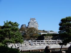 さぁ、いよいよ１００城目　姫路城登城です！

天気は快晴、１００名城達成を祝うようかのこの天気。

ホテルからタクシーで向かいました。　タクシーを降り、大手門手前の交差点から桜門橋越しに見る姫路城天守です。　素晴らしい！！