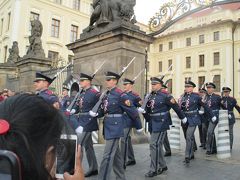 間違えたのと逆方向のトラムに乗り直して、プラハ城へ。ちょうど、正午の衛兵の交代式が見られました。すごい人だかりでした。