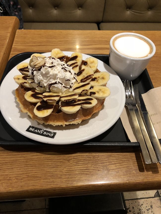 確か地下街にアイドルグッズの店があるはず…ということで探し出してうろうろ。<br />母はみんな同じ顔にみえて、見分けつかないよ…<br />（しかも娘も実は友達の影響受けてるだけでいまいち見分けついていない模様。）<br />とりあえず友達へプレゼント出来そうなもの買えて納得したとこで、こないだ食べたワッフルまた食べたいなあというのでサボイホテルへ。<br />お茶よりはまだお昼の時間なせいか？空いてました。そしているお客さんはほぼ日本人。<br />子供の意見によりバナナに。そしてバナナは子供がほぼ食べる。私ここのくるみ入ったワッフル好きだから、クリームと生地だけで十分だったり。