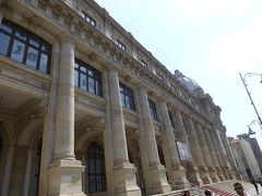 こちらの大きな建物はルーマニア国立歴史博物館。