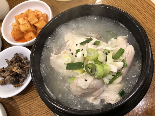 参鶏湯登場。<br />久々の参鶏湯。わりと薄めのスープに見える…？<br />感動！というほどではなかったものの、美味しくいただきました。<br /><br />韓国料理、たいがいのものは日本でも食べられるけど、参鶏湯はあっても高いし、味も値段の割にだったりするから（といっても最近はどうか知らないんですが）せっかく来たら食べたくなる。ソウルもずいぶん高くなっちゃったけど…