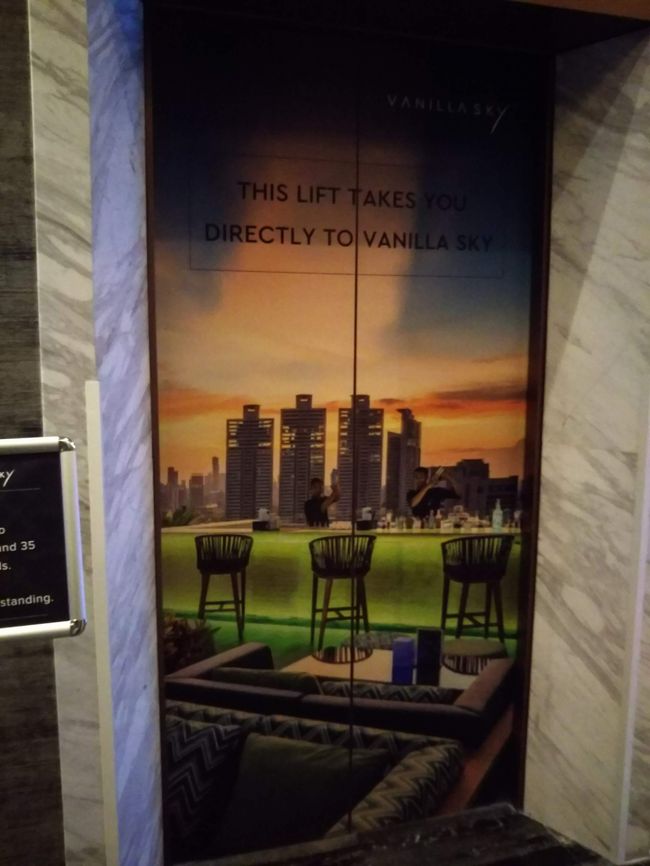 気分を取り直してホテルに帰る前に行った場所は…<br />この専用エレベーターで３５階に上がります。<br />そしてさらに不安になるくらい階段を上がった頃に入り口に到着。