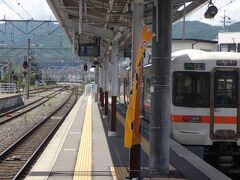 10時59分。
辰野からわずか12分の乗車で終点岡谷に到着です。

飯田線の電車は、岡谷駅の１番線西寄りの切り欠き０番線から発着しています。

どうして前回の第３部を辰野でぶった切ったかと言いますと。



ここ岡谷駅到着をもって・・・

私、Akr。