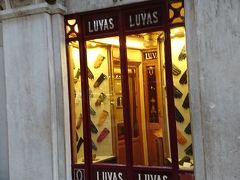 お買い物しようと思ったら、もう閉店してました。( ノД`)…
明日出直します。

@LUVARIA ULISSES
http://www.luvariaulisses.com/

営業時間 
月曜日-土曜日、10:00 -19:00
