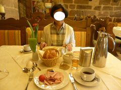 ＊ドイツの起床は日本と違っていつも早い。起床6時半、朝食8：15～9：00。
朝食のレストランは前と異なり、ロビー・レセプションの隣の部屋を改装して朝食の間を作ったらしい。予想以上に宿泊客も多く、けっこうなことである。

写真は古城ホテル　コルムベルクの朝食