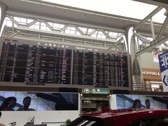 毎度？の成田空港です。
羽田空港の方が圧倒的に近いのですが、安い航空券は成田発着が多いですね。
今回のチケット代は諸費用込みで36000円でした。
