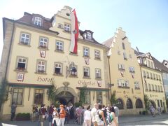 ＜お茶：Hotel Eisenhutホテル　アイゼンフートのテラスレストランにて＞
D-91541 Rothenburg ob der Tauber、Herrngasse 3-5/7 
https://www.eisenhut.com/

15：00～15：30　　
ちょっと重いチーズケーキに紅茶、コーヒーでちょっと休憩。

写真はホテル　アイゼンフート（鉄兜）前で