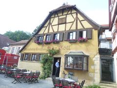 《夕食：“Zur Hoell”ツアー・ヘル（地獄亭）Trinkstubeトリンクシュトゥーベにて》
D-91541 Rothenburg o.d.T. Burggasse 8　　　　　
Tel ：09861-4229　（予約要）
http://www.hoell-rothenburg.de/
17：00～19：00　　Euro38（5,093円）

毎日午後5時からという事で、事前に日本から予約を入れておいた。
このレストランは初めてであったが、中世犯罪博物館から城塞公園に向けて少し歩くと右手にある木組みの建物である。

写真は地獄亭前：町で最古の建物を改造したお店はこんなかんじ。