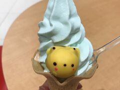 新千歳空港でデザートタイム。「シレトコスカイスイーツ」でクマゴロンソフトのしお味を。クマのトッピングをつけてくれました。コーヒーサービスも嬉しいです。 