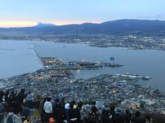 ９／２１
久しぶりに函館山に登ってみました。登山バスで日没直前に展望台に到着。地震の影響で観光客が減っているとはいえ、それでも人がたくさんいます。遠くには駒ケ岳が見えます。
