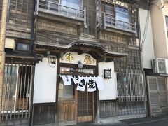 食は老舗すき焼き店の「阿佐利」。雰囲気のある店構えです。