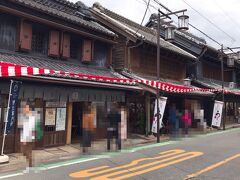 小江戸川越散策を続けましょう。

川越は観光案内所も蔵造り！

『仲町観光案内所』は元々は呉服屋さんを営んでいた建物を
修復したそうです（写真一番左の建物）。