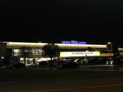 リガ空港に到着。
空港を出るとNARVESEN(キオスク)があり、
そこでバスチケットを購入。
1,15ユーロ（子供料金なし）。