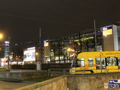 ２２番のバスに乗って約３０分。
Autoostaで下車すると、Forum Cinemas/Stockmannの目の前に出る。