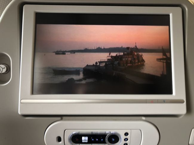 大韓航空なんで、行きに比べるとキッズプログラムなんか日本語対応が少なくなるので、娘はちょっと不満げ。<br />（何回も観てるやつを英語でもいいかと観ていたらしい）<br /><br />私は前に新作のを観ていたところ、昔のオリエント急行があったので観てみるけど英語にハングル字幕では私の能力ではさっぱり…まあ内容はわかるし流し見。<br />イスタンブールの旅情溢れる映像は新旧ともに美しいな。また行きたいなあと思う。