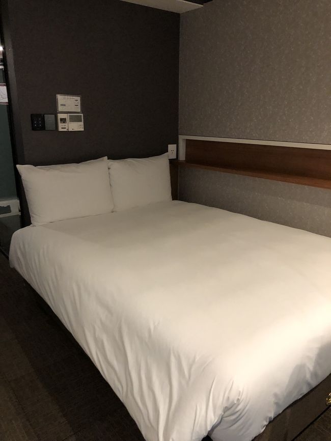 カルグクスに大満足しておやすみなさい。<br /><br />反対側にもベッドがあって、一応３人まで泊まれる部屋だったよう。