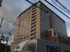 16:35　宿泊するミリオーネを少し過ぎたところにバス停があり降りました。ここだと、定山渓神社で降りて歩くのとほとんど変わらない。35分も無駄な時間を過ごしてしまった。でも、ここへ来る手段はバスしかないので、この紅葉の時期はあきらめるしかないでしょうね。結局新千歳空港から150分かかりました。