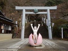 桃太郎神社。
鳥居の正面にバンザイの桃太郎少年。
階段の先にはイヌ、サル、キジの像も出迎えてくれる。