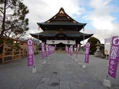 少し距離を伸ばして祖父江善光寺を拝観。
境内こそ広くはないが、長野の善光寺をそのまま小さくしたような本堂には、戒壇めぐりもできるようになっている。
長野の善光寺と違い、畜光の腕輪をつけるので、ぼんやりと進路を確認することができる。