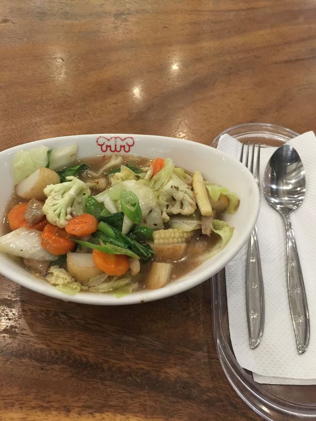 今夜はハロウィンナイトということで街のそこかしこでハロウィンの飾り付けがしてあったり、ババガンプシュリンプでも店員さんがゾンビのコスプレをしたりしていた。<br />店を出て色々ウロウロ歩き回りまたしても小腹が空いた私は行きつけのMMジュースへ足が向いちゃうのであった。<br />これはcapcayという料理。現地民はご飯と一緒にたべるのだそうだが、毎日野菜率が低い私はここでもおかずのみをオーダー。店員さんにご飯は？と聞かれるが頑なにノー！を連発。この野菜モリモリのスープ煮だけでお腹いっぱいでしょ？普通。私の胃がヘタレなだけか？