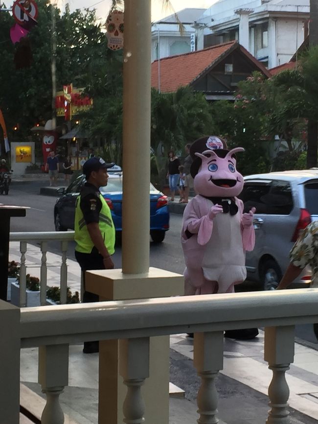 外にはエビのマスコットキャラクターも出て店をアピールしています。