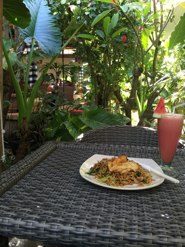 スパの中庭で食べてます。廊下をスパをやりに来てる人達がガウン姿で歩いていきます。見ると結構男の人もスパをやりにきてるんだってわかってびっくり。美意識高いなぁ。でも癒し効果の方が高いのかも。