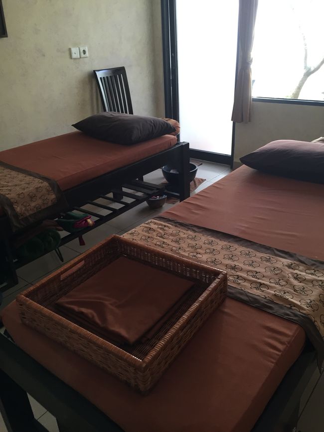 個室に案内され、いよいよ5時間スパ開始です。<br />全身マッサージ、ストーンマッサージ、全身スクラブ（チョコレートかアロエベラから選べます。私はアリがきそうでこわかったのでアロエベラにしました。）全身をミルクで保湿のあとシャワーとフラワーバス、シロダーラ、クリームバスと頭皮マッサージ、フェイシャルマッサージで5時間たっぷりコースでした。大満足！