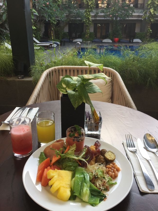 プールサイドの席で朝食をいただきました。<br />色々欲張って盛ってきてます。