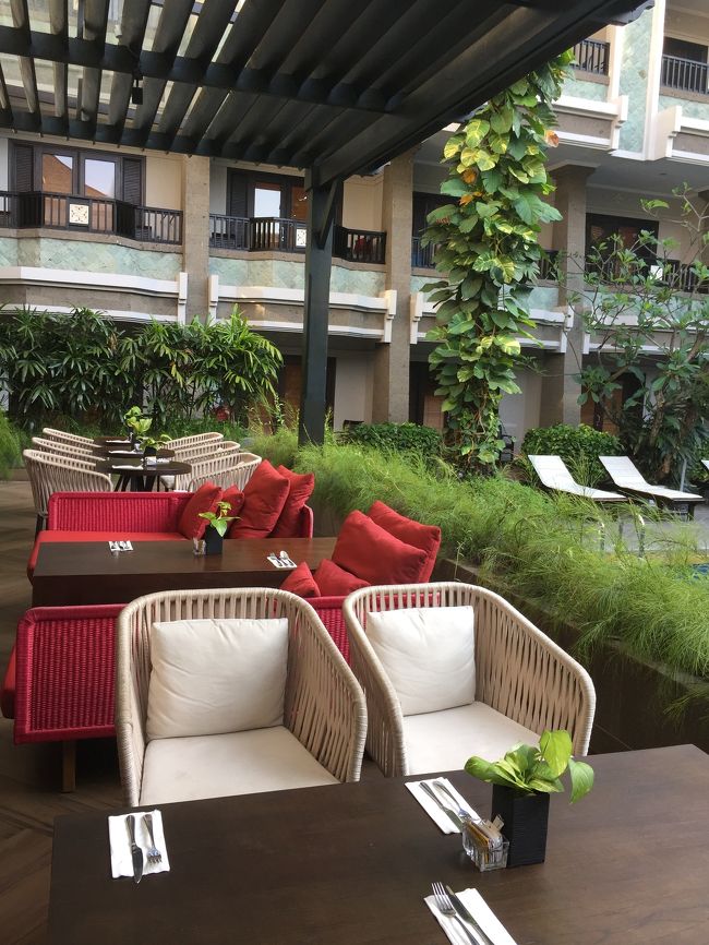 ホテル中庭、プールサイド側の席です