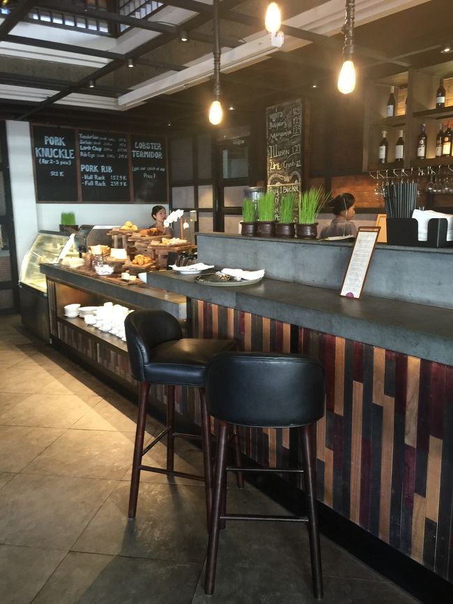 ホテルのレストランは夜はカジュアルなバーにもなります