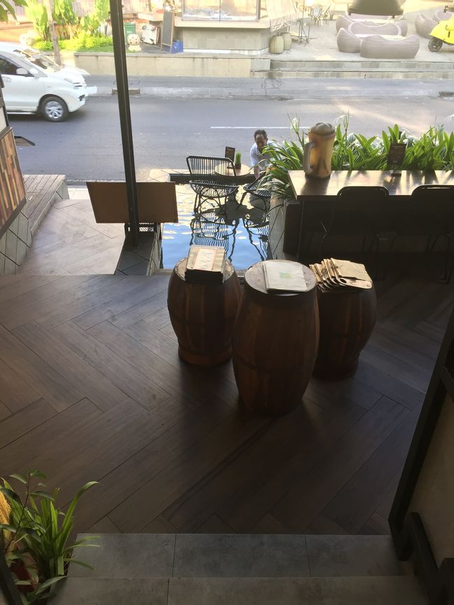 通り沿いには水に足をつけて座れる席もあり！人気です。