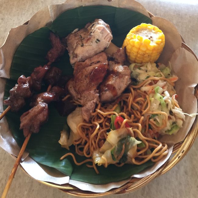 島では魚やエビ、肉を焼いてくれたりして、バーベキューランチを楽しみました。