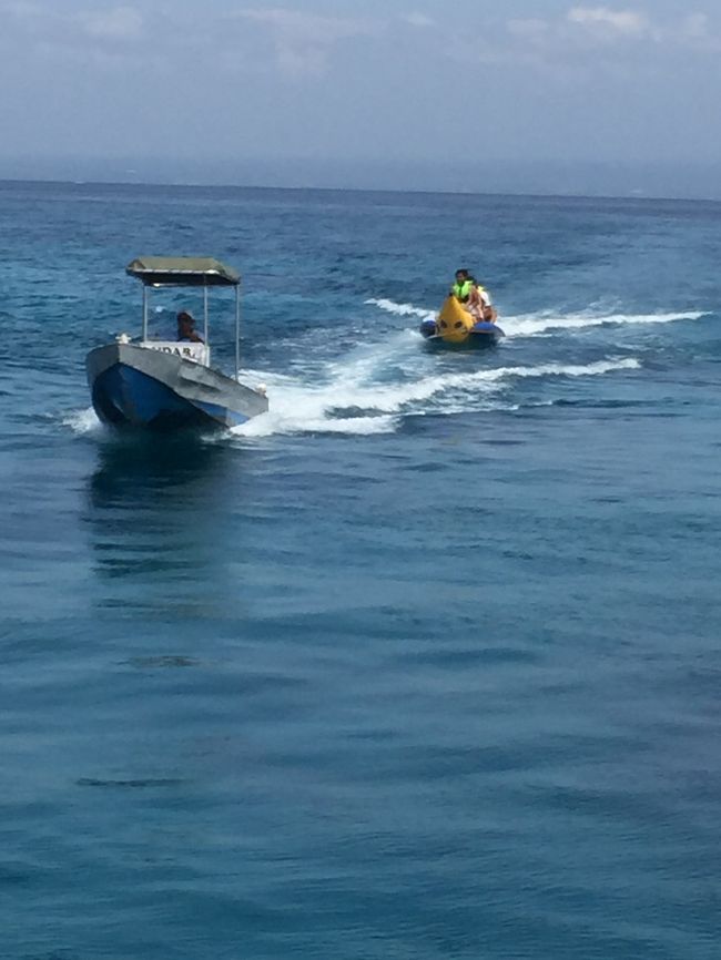 バナナボートも結構ガクガク揺れます。海のロデオみたい。