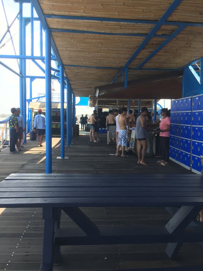 船に揺られること約1時間。最強の酔い止めをダブルで飲んできた私もヤバかった。風が強く波があったせいか船がガンガン揺れて吐くまではいかなかったけど浮島に着いた時にはフラフラしてた。