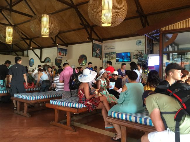 ベノア港にあるバリハイクルーズのボートハウスに到着。レセプションで受付を済ませて、乗船を待ちます。<br />しかし波を見ただけで酔う私が何に血迷ったのか島クルーズなんて大丈夫か？インターネットで最強と言われている酔い止め薬を昨日から飲み準備は万端。