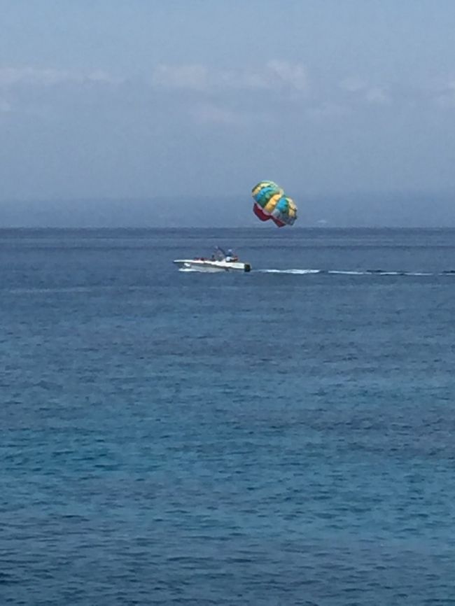 沖ではパラセイリングも（別料金）