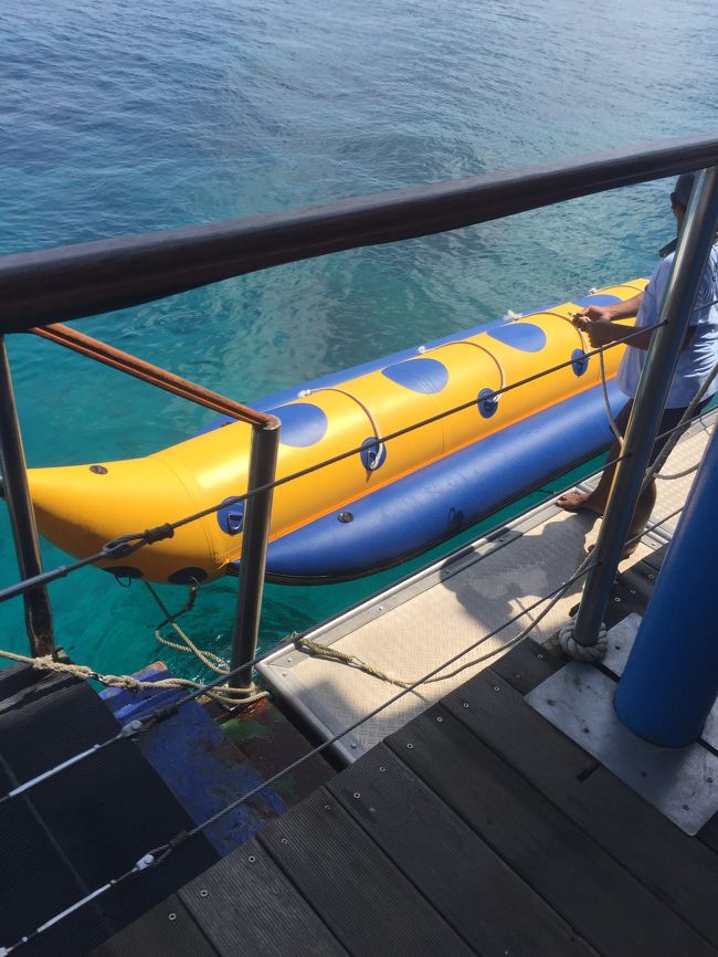 浮島で荷物をロッカーに預けたらそれぞれのアクティビティにみんな散っていきます。私は11時からのアクアノット予定が、中国人の団体のスキューバ講習や準備が遅れたせいで30分ズレこむ羽目に（怒）時間潰しにバナナボートに（無料）乗って遊んでました。
