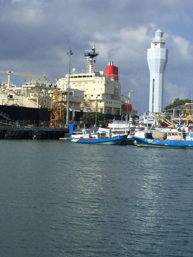 ベノア港には大きな船も停泊してます