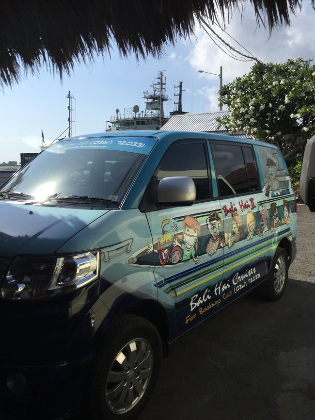 本日は朝7時20分にホテルピックアップされてバリハイクルーズツアーに参加です。こんな感じの車が迎えに来ます。