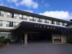 １日目に宿泊したホテル十和田荘になります。
名前の通り十和田湖の側にあります。
この写真は翌日朝に撮影したので、明るいですが、このホテルについた時には真っ暗でした。
素泊まりプランなので、周りに食事に出かけようとフロントで近くのレストランを聞いたのですが、周りのお店はもう閉まったと言われ、ホテル内にあるレストランで食事を済ませました。
後、外国人観光客が特に多いと感じました。
ほとんど中国からの観光客だったかな？
