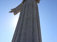 足元からのクリスト・レイ像

高さ28ｍ、この像はリオ・デ・ジャネイロにあるキリスト像のレプリカで、海の彼方をはさみ向かい合っているそうです。