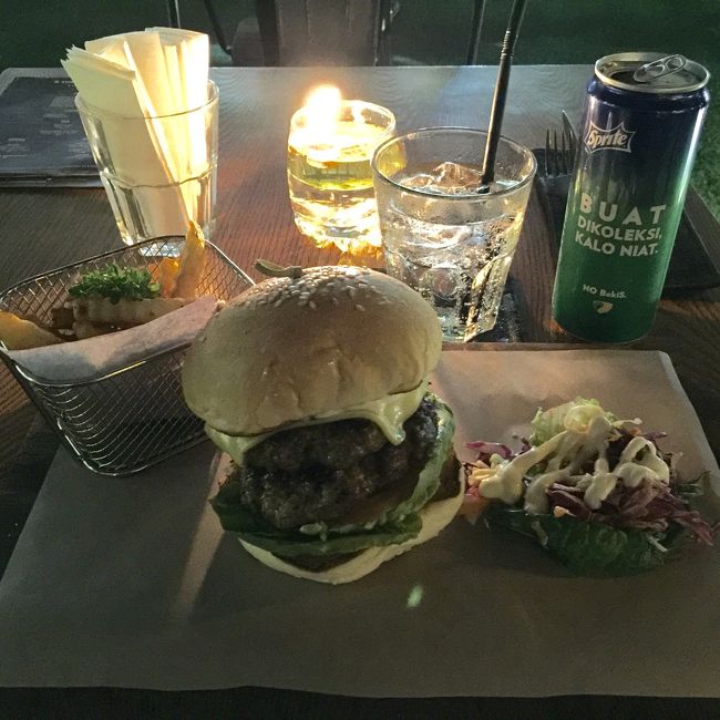 ホテルに着いたのが夕方5時くらい。リッポーモールではまた夕方からバンド演奏が始まっていて賑やか。<br />今夜はバリ島最終ディナー。何食べようか迷い、フラっと入ったビアバーでハンバーガーをチョイス。なかなか肉厚のダブルパテがボリューミーで美味しかったです