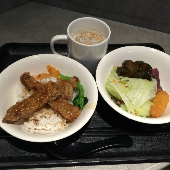 朝の4時まで寒～いソファーで半野宿状態の体験をしたわけですが、4時20分に人がたくさん移動し始め、ゲートが開きました。やっとの事で出発階へ移動。ラウンジにたどり着いたのでした。