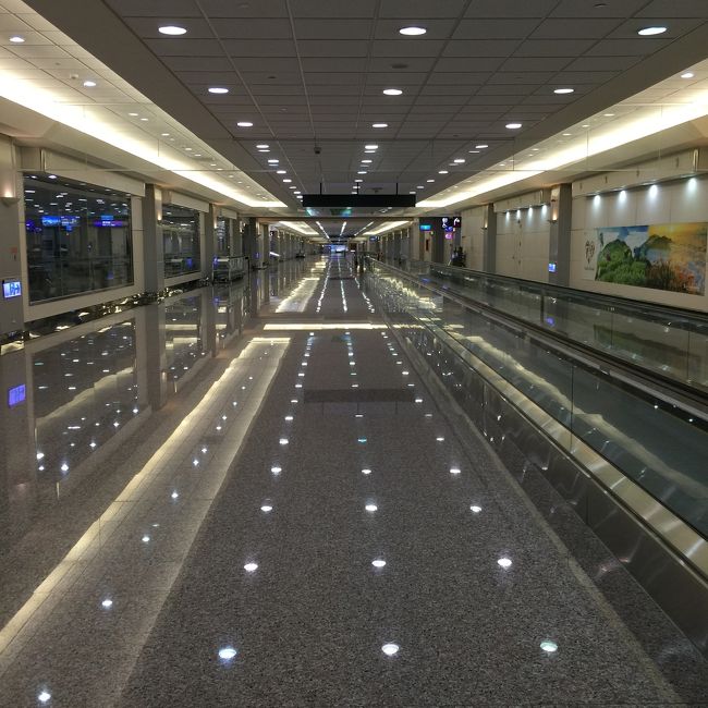 問題はここからです。夜中の1:30すぎると一気に人気がなくなります。それに伴い、乗り継ぎゲートが施錠されてしまいます。深夜ずっと飛行機の離発着がある大きな空港なら24時間開いてているのかもしれませんが台湾はちがいました。トランジットカウンターで聞いたら（ここは24時間人が詰めているみたいでした。）朝4時台の便が出る時間まで開かないとのこと。大失敗です。寒いのに、何にもないソファーで朝4時までいないといけないなんて！ラウンジに夜中に行けばいいやと思っていた私の計画は崩れ去ったのでした（涙）<br />だからこれから台湾の空港で夜明かしされる方は、まず乗り継ぎ手続きを先に済ませて手荷物検査を受けて出発階へ行ってくださいませ～。