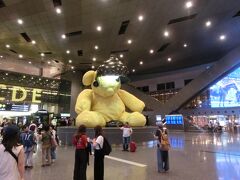 日本からジョージアまでの直行便はなく、自分はカタール　ドーハ・ハマド空港でのトランジットでした。
トランジットエリアでは黄色い熊のオブジェがお出迎え。
