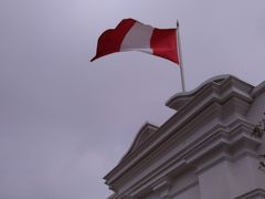 気を取り直して、観光です。
最初はラルコ博物館。
建物の上には、見慣れない旗が…
なんでも、国の機関でないところは、
真ん中が真っ白なものしか揚げられないとのこと。
