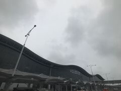 仙台空港アクセス線で仙台空港へ。天気はかなり怪しい雰囲気に。